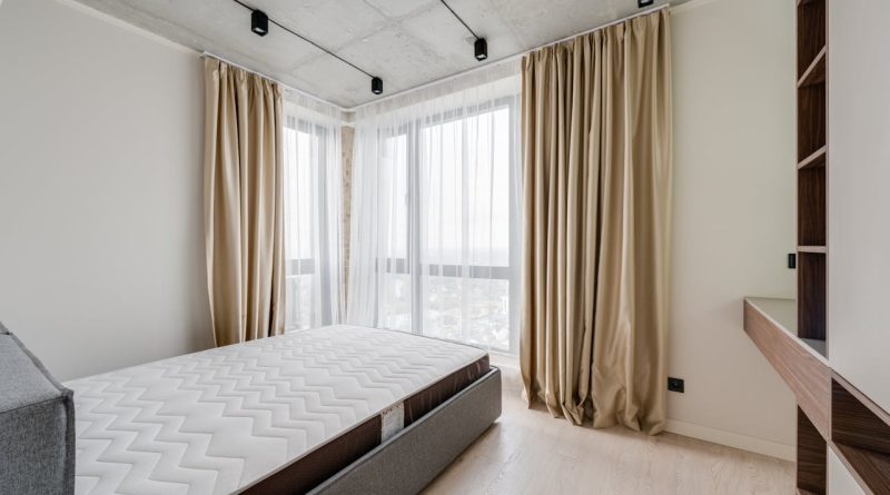 materac nawierzchniowy na łóżku w sypialni