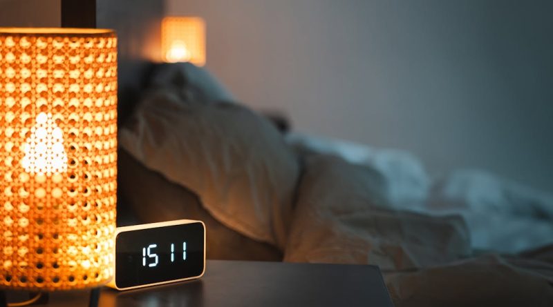 sypialnia zegar budzik i lampka przy łóżku